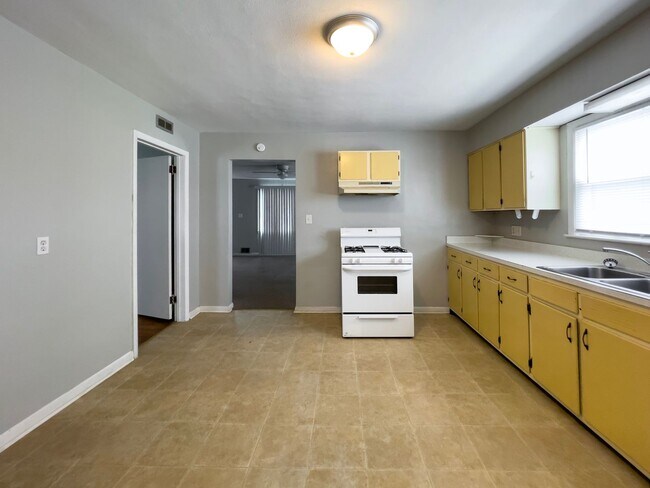 Building Photo - Dishwasher and Washer/Dryer Included