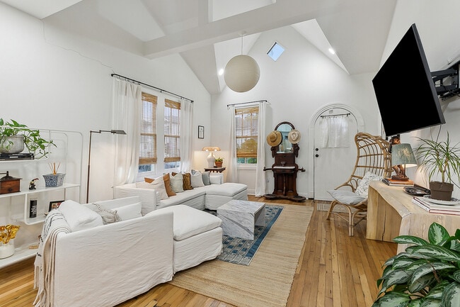 Building Photo - 5622 Charles Pl