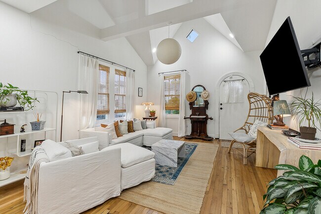 Foto del edificio - 5622 Charles Pl