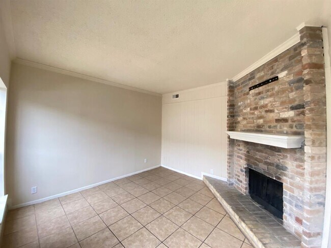 Foto del edificio - 7700 Creekbend Dr