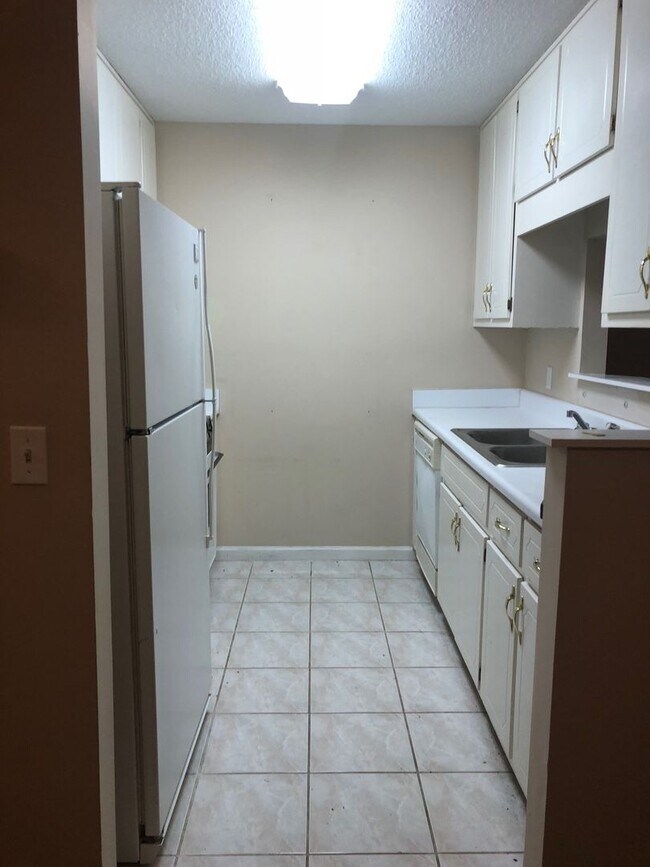 Foto del edificio - Briarwood West - NEW PAINT, LVP FLOORING & CARPET, NEW STAINLESS APPLIANCES