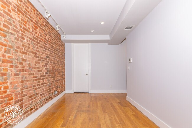 Foto del edificio - 17-14 Linden St