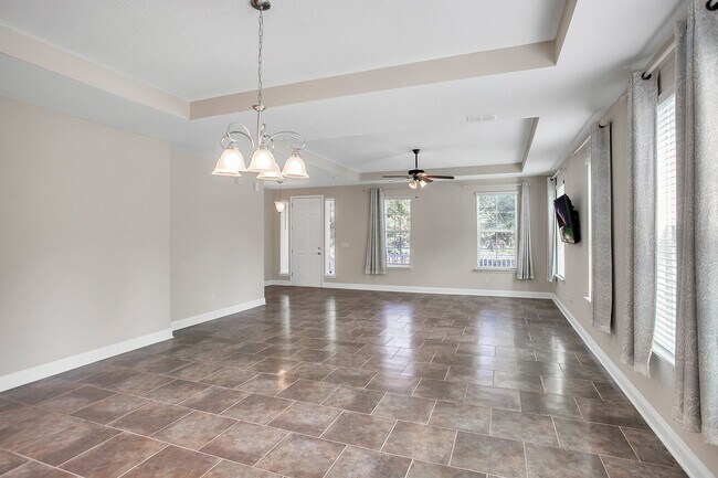 Foto del edificio - Beautiful 4 bedroom/ 2 bathroom home in Ri...