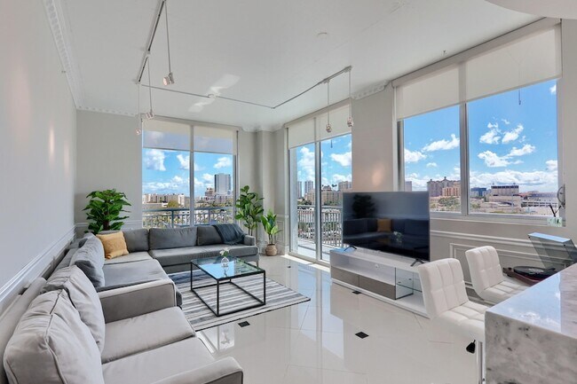 Building Photo - 300 S Australian Ave