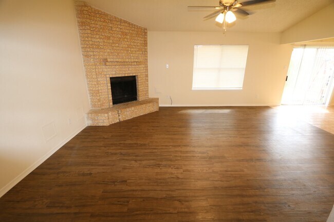 Building Photo - 2106 Marot Dr