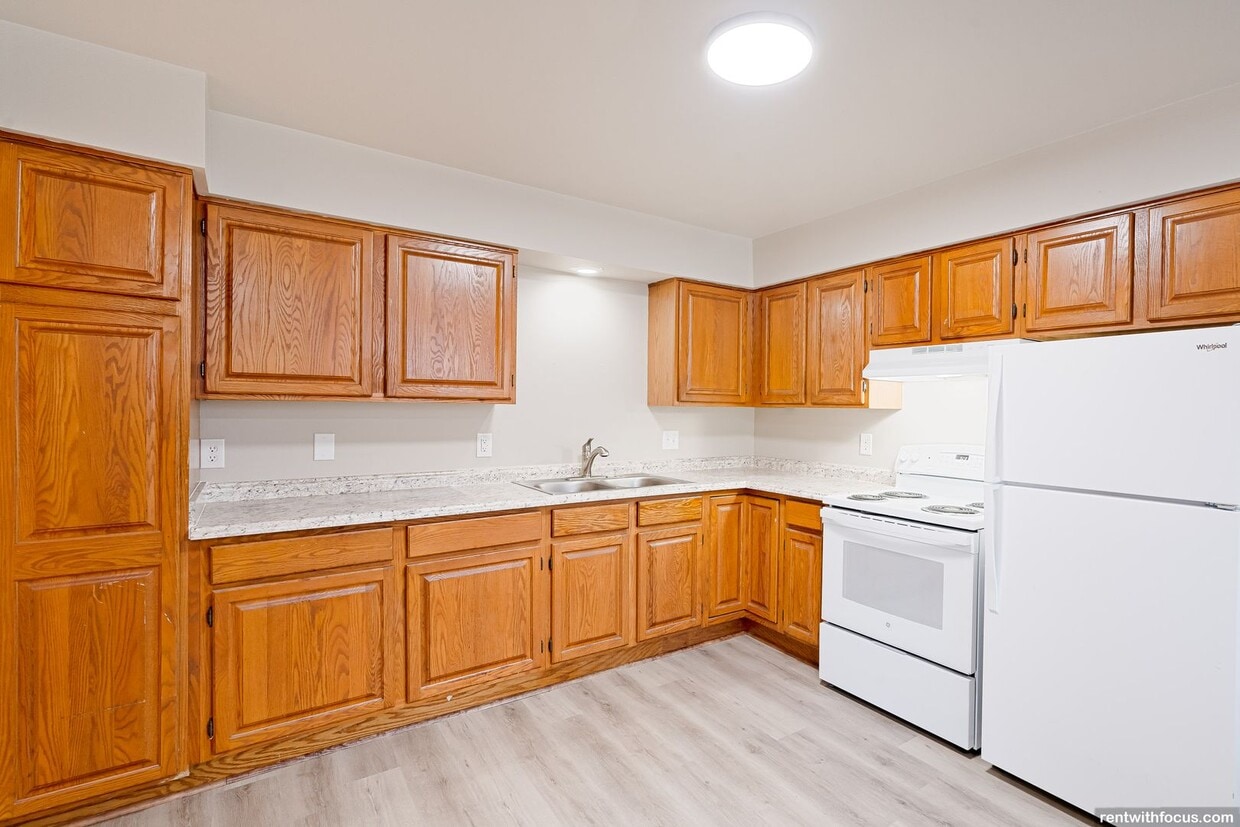 631 State St Unit 631B State St, Combined Locks, WI 54113 Room for