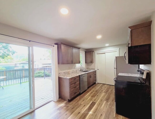 Building Photo - Gorgeous Renovated 3 Bed 2.5 Bath Duplex!