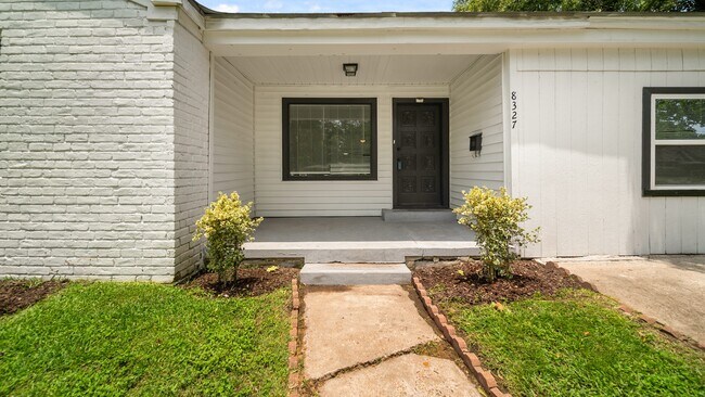 Foto del edificio - 8327 Bonner Dr