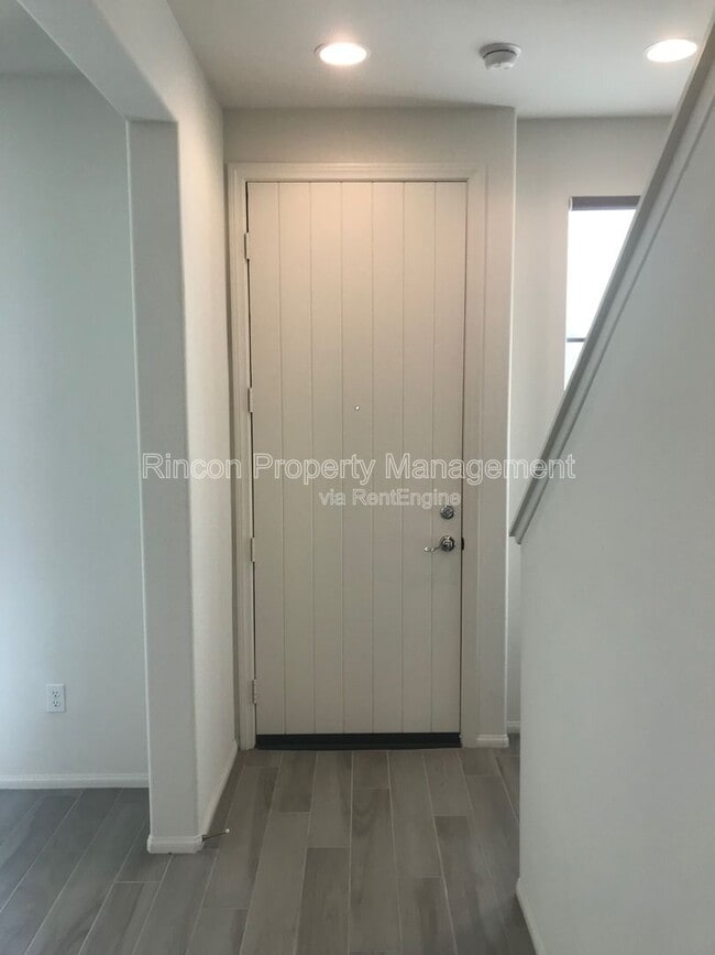 Building Photo - 581 Pioneer St