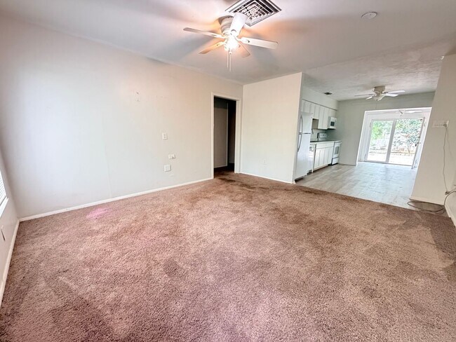 Foto del edificio - Available Now! 2 Bed, 1 Bath Duplex