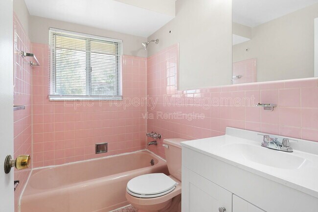 Foto del edificio - 24571 Kelly Rd