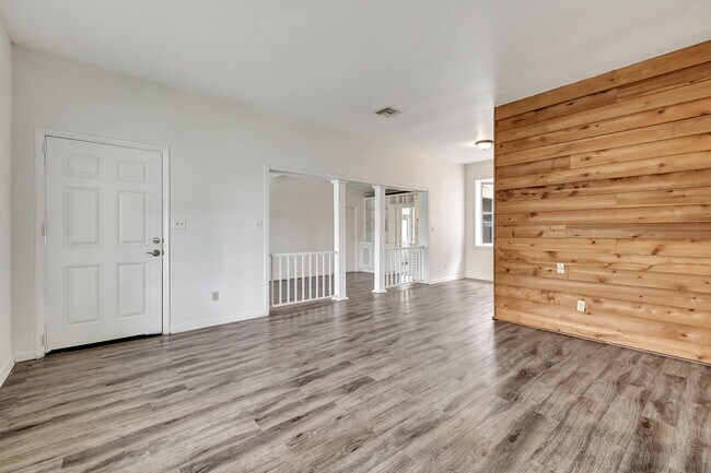 Building Photo - 225 NE Prima Vista Blvd
