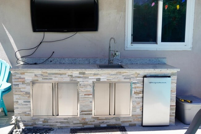 Bar con fregadero remodelado - 6500 Whitaker Ave