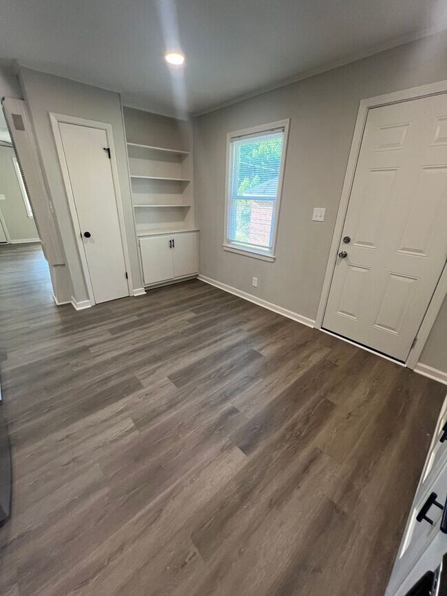 Building Photo - BEAUTIFULLY RENOVATED 2BRM 1BTH HOME MINUT...