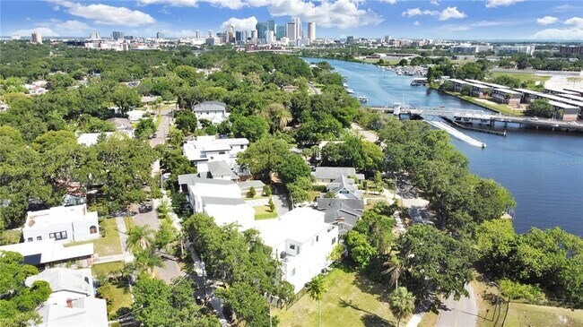Foto del edificio - 2728 N Ridgewood Ave