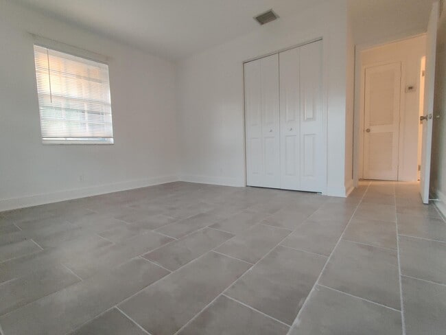 Building Photo - 4905 N Flagler Dr