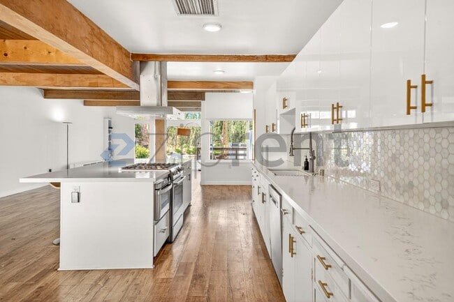 Foto del edificio - 5775 W 74th St