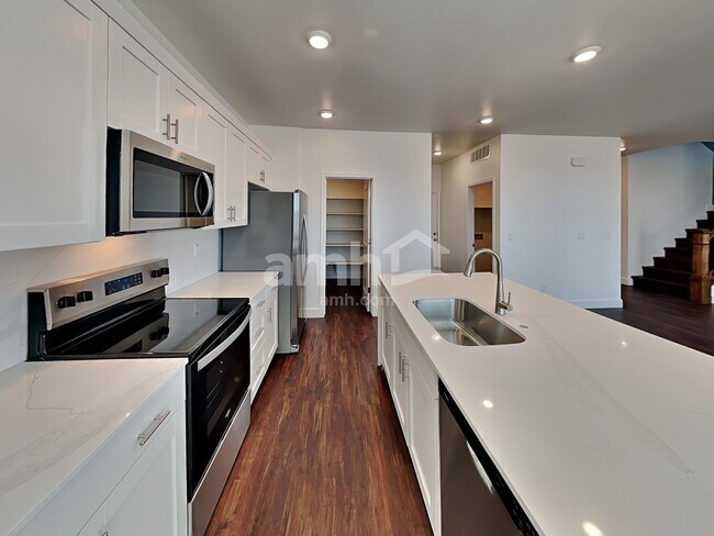 Building Photo - 17149 W Lawrence Ln