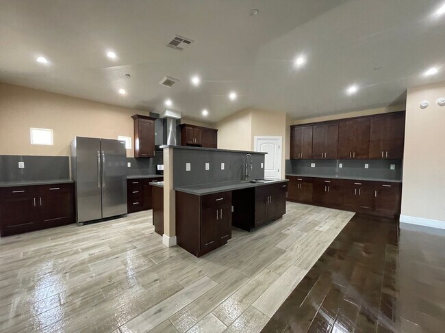 Foto del edificio - 17515 Live Oak St