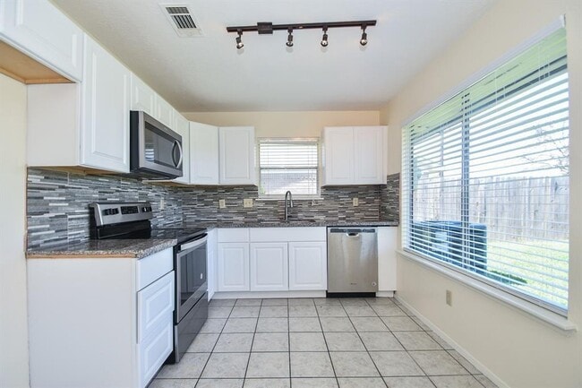 Building Photo - 10110 Shadow Pine Dr