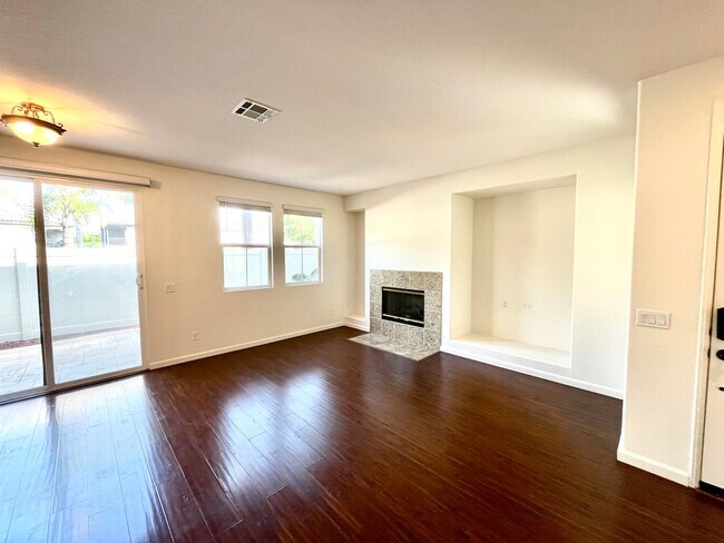 Building Photo - Stunning 4B/3BA Townhouse in Chula Vista w...