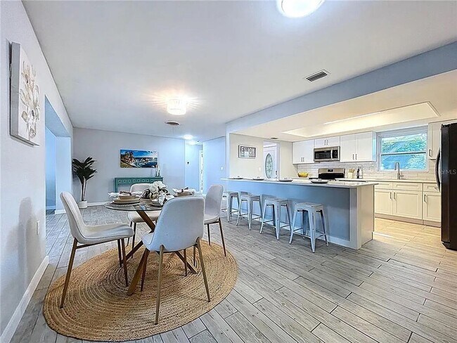 Foto del edificio - Modern luxury meets Florida charm in this ...