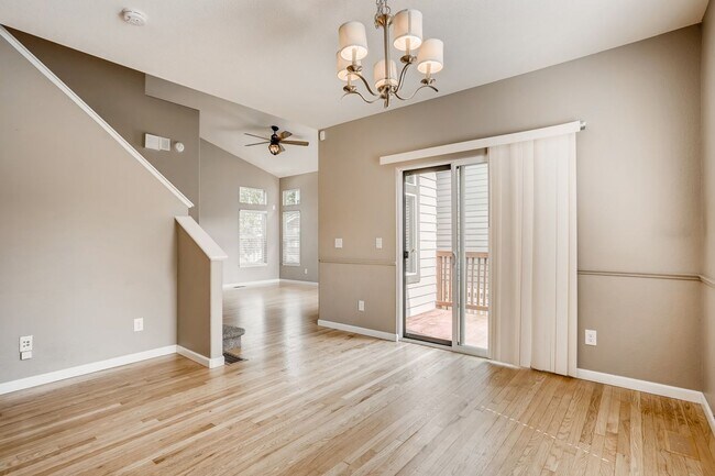 Foto del edificio - Gorgeous light and bright home in desirable Hearth neighborhood