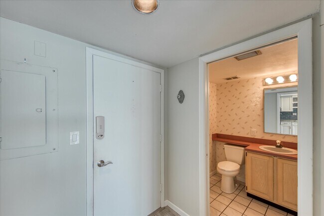 1/2 bath - 500 Treasure Island Cswy