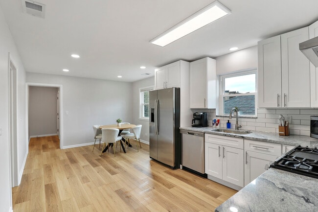 Building Photo - 135 Custer Ave