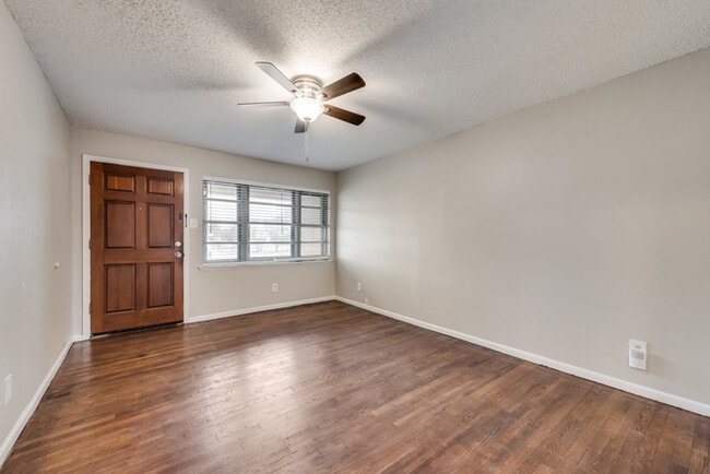 Building Photo - 2605 W Walnut St, Garland, TX 75042, USA