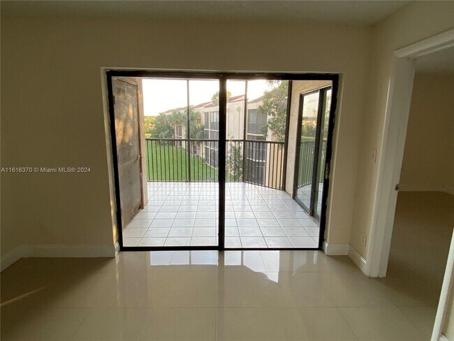 Foto del edificio - 3396 Foxcroft Rd
