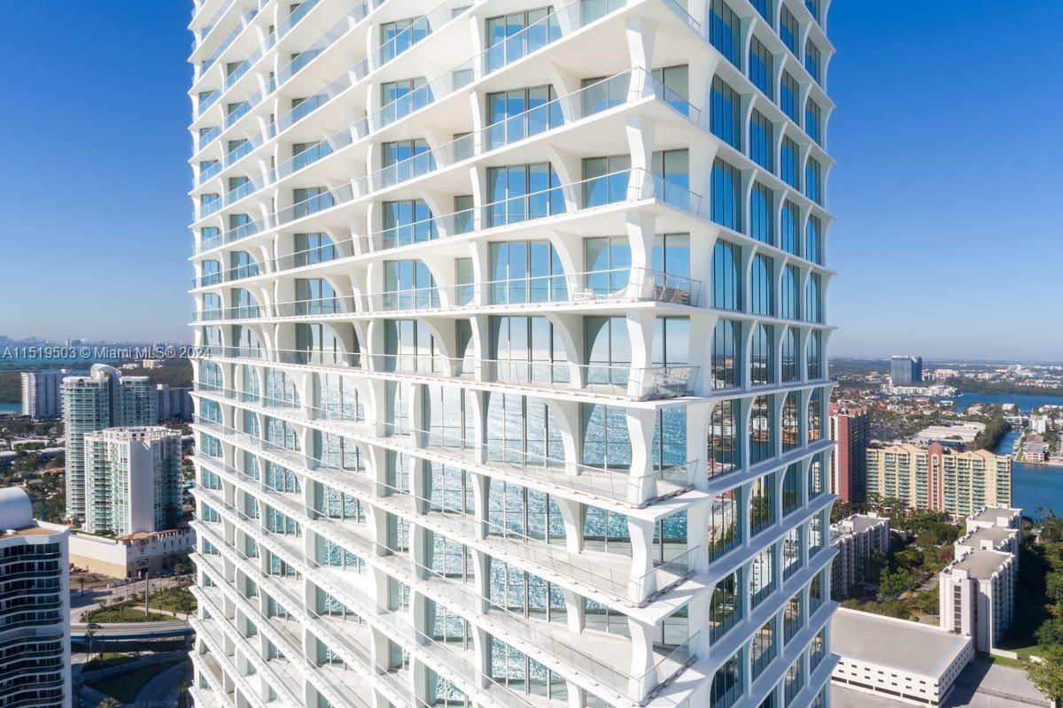 Foto principal - 16901 Collins Ave