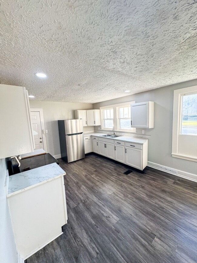 Building Photo - ? Charming 2 Bedroom Home with Garage & Ba...