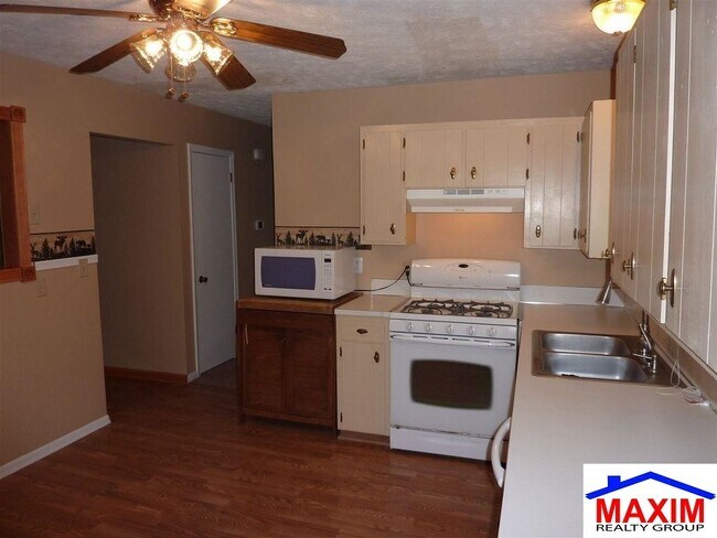Building Photo - Huge house - over 2,200 sqft in finished area, convenient location and private backyard