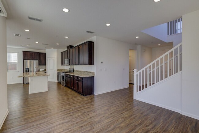 Foto del edificio - Five Bedroom Plus Loft in River Island