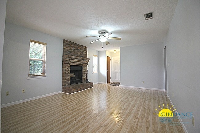 Building Photo - Adorable Home Near Hurlburt Field