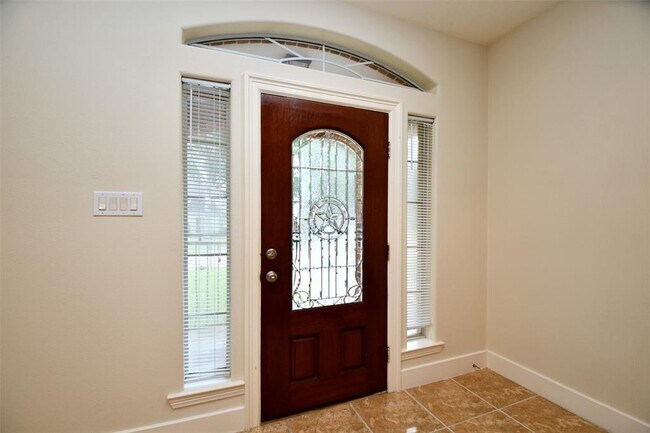 Building Photo - 5211 Holly View Dr