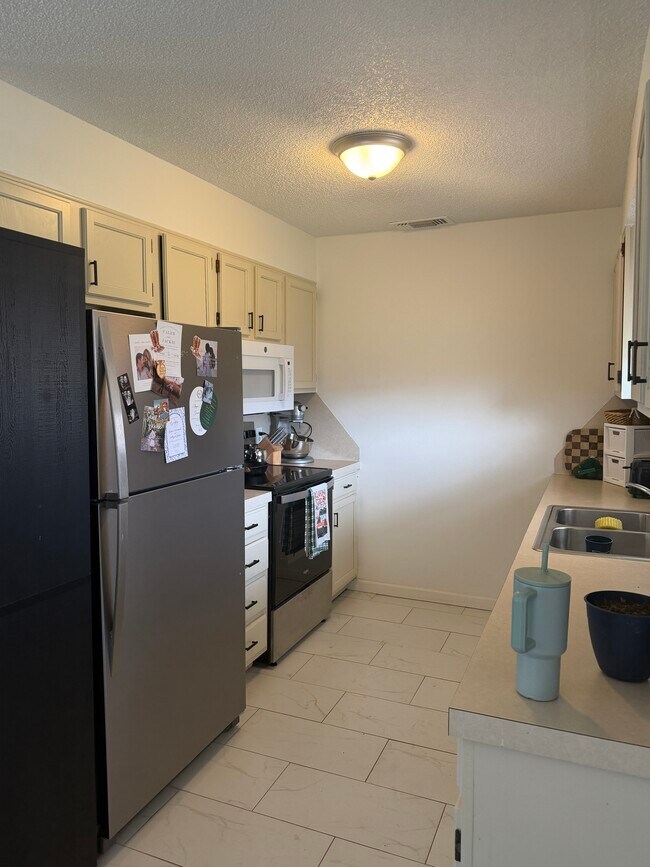 Foto del edificio - 927 E Krayler Ave