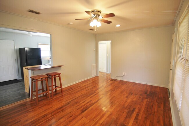 Building Photo - 2/1 House With a Detached Garage / Garage ...