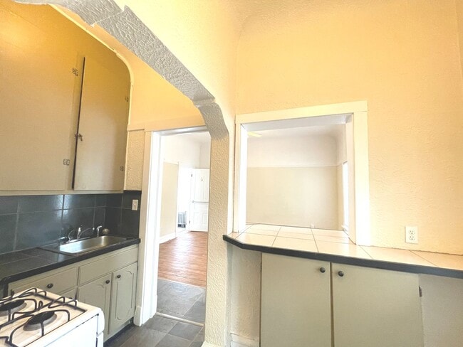Interior Photo - 1503-15 E Kane Pl