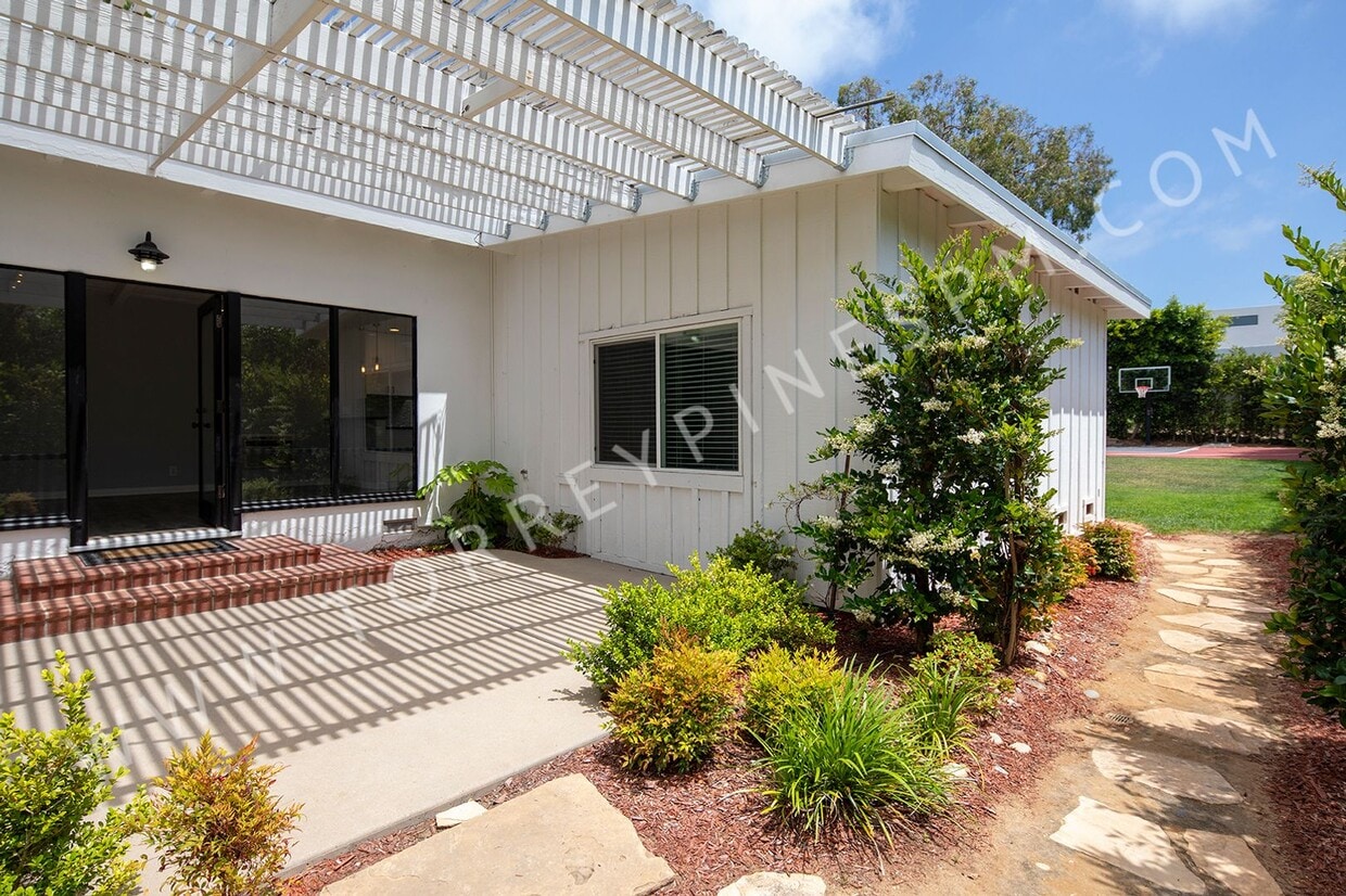 Primary Photo - Gorgeous 3 br Home in Del Mar with W/D In Unit and Basketball Court!