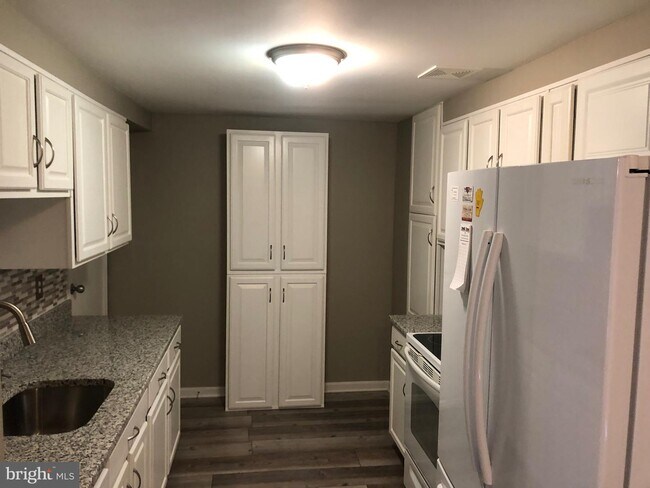 Foto del edificio - 548 West Ct