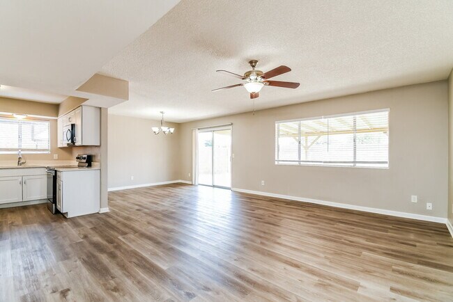 Building Photo - 664 S Robin Ln