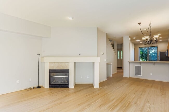 Building Photo - 2Bd/2.25Ba Issaquah Townhome