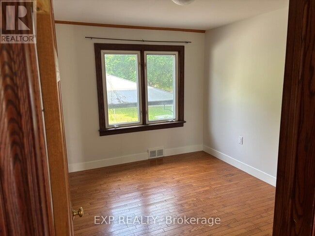 Building Photo - 5648 Royal Manor Dr