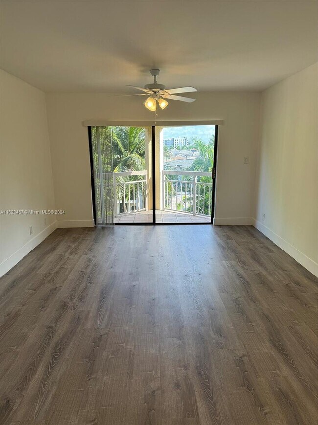 Foto del edificio - 8290 Lake Dr