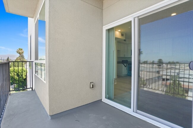 Foto del edificio - 8802 Van Nuys Blvd