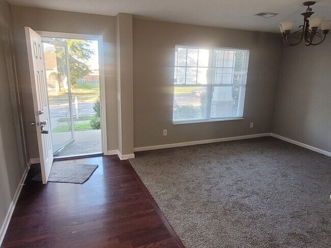 Building Photo - Beautiful home w/2 car garage near Opryland!