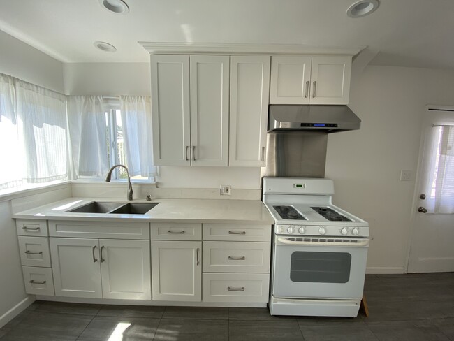 Kitchen - 525 El Mercado Ave
