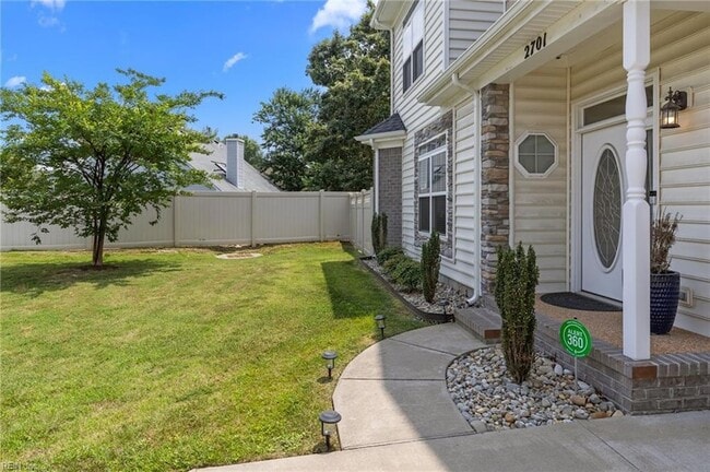 Foto del edificio - 2701 Eleanor Ln